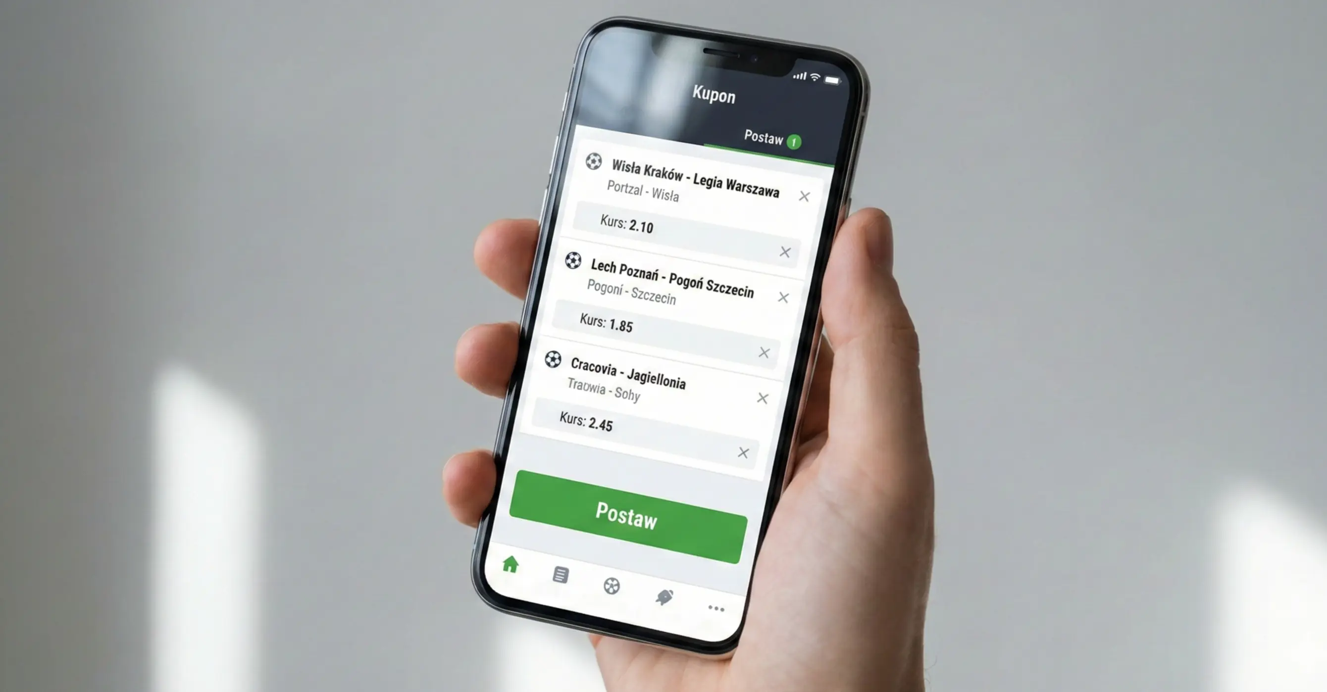 Dłoń trzymająca smartfon z aplikacją bukmacherską i kuponem zakładów