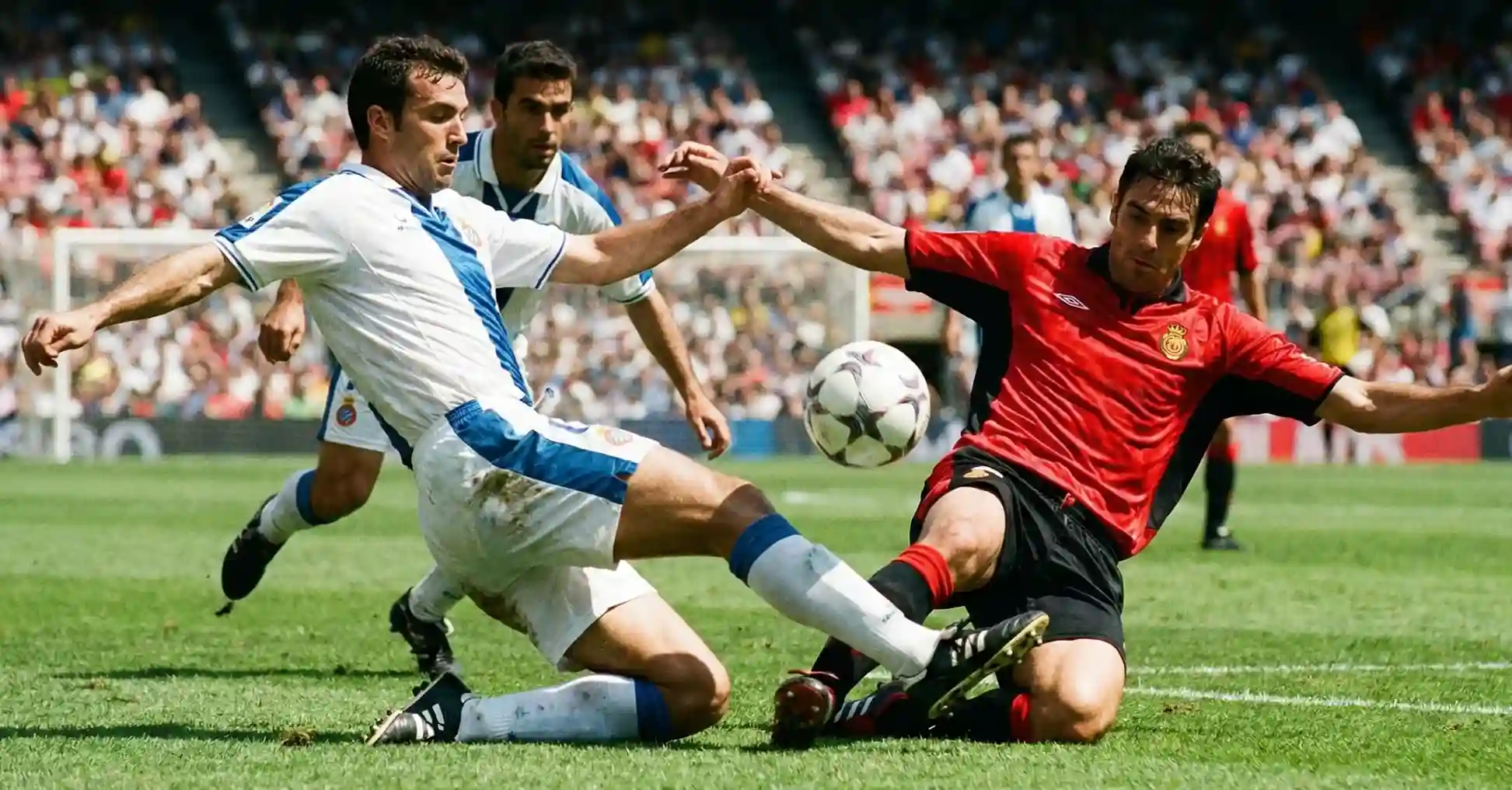 Piłkarze La Liga w akcji podczas meczu na słonecznym stadionie